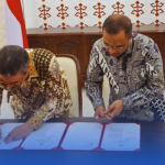 Gubernur Maluku Hendrik Lewerissa bersama Bupati Seram Bagian Timur (SBT) Fachri Husni Alkatiri
