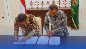 Gubernur Maluku Hendrik Lewerissa bersama Bupati Seram Bagian Timur (SBT) Fachri Husni Alkatiri